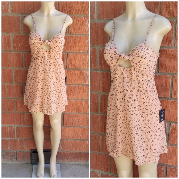 Lulu's Super cute Peach Floral Peek-A-Boo summer Dress - Picture 5 of 6